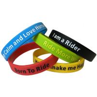 BUNTES ARMBAND MIT EMOTIONALEM REITERSATZ