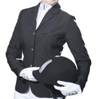 WETTBEWERB JACKE FRAU REITET KLASSISCH